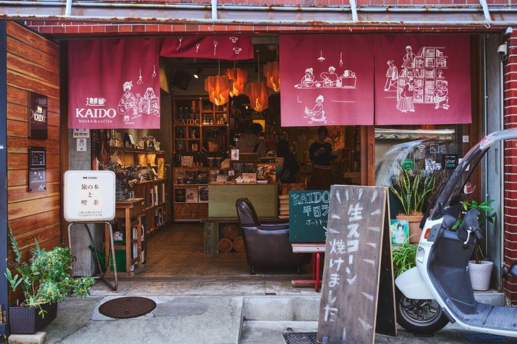 宿場町と品川白煉瓦の歴史に触れる旧東海道沿いの喫茶店「Kaido books & coffee」