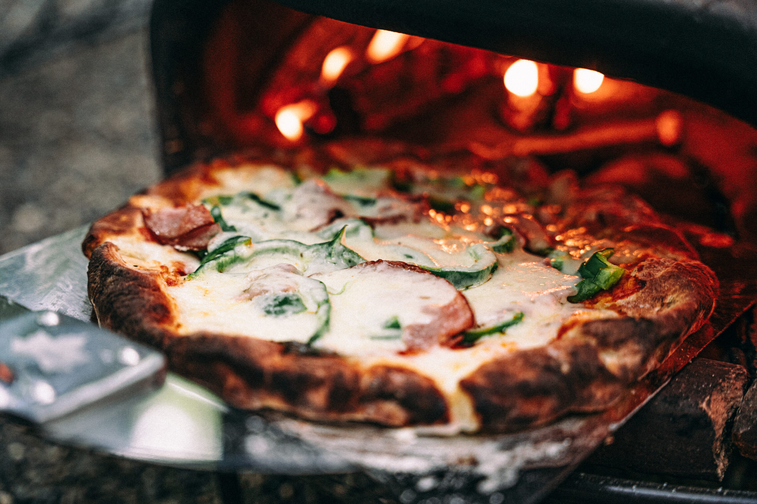 耐火れんがのピザ窯でつくる、アウトドアピザ | REFRACTORIES JOURNAL